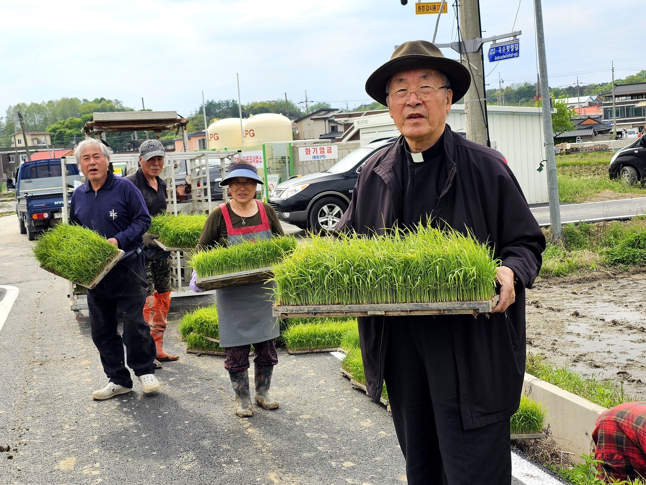 Seminarium ! 한국 사제성소와 모내기 마치는 농업인의 기쁨 / The first transplanting rice seedling this year !(2024.04.23)